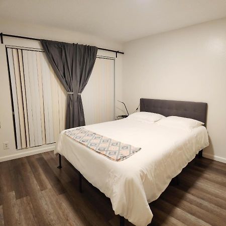 Centrally Located, 4X Queen, 300 Mbps Internet With Backyard! Hemet Exterior foto